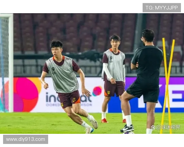 国足备战世预赛新帅亮相年轻球员成核心看点战术调整引发关注